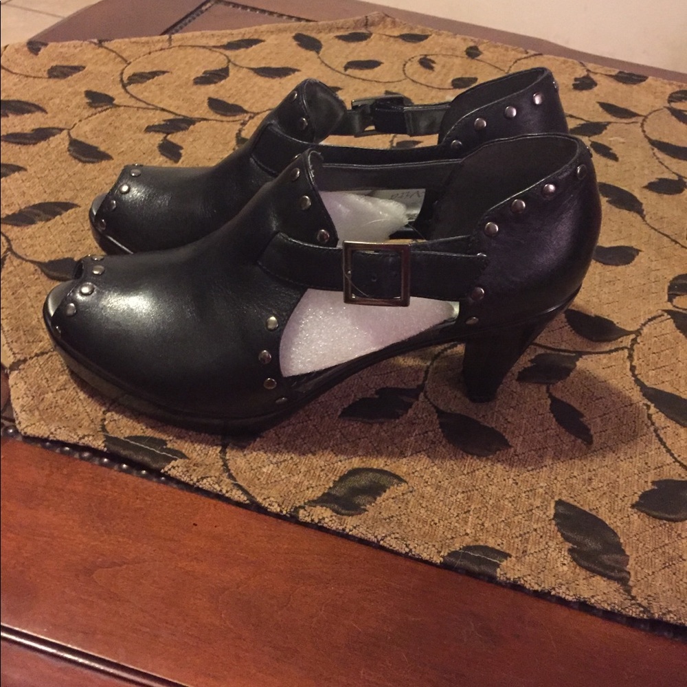 Leather black heeled shoes with silver studs. - Picture 2 of 8
